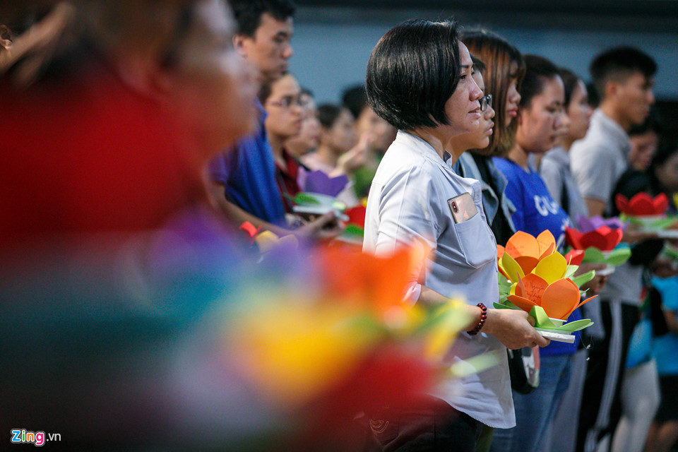 Hoa đăng rực sáng sông Sài Gòn đêm rằm tháng bảy