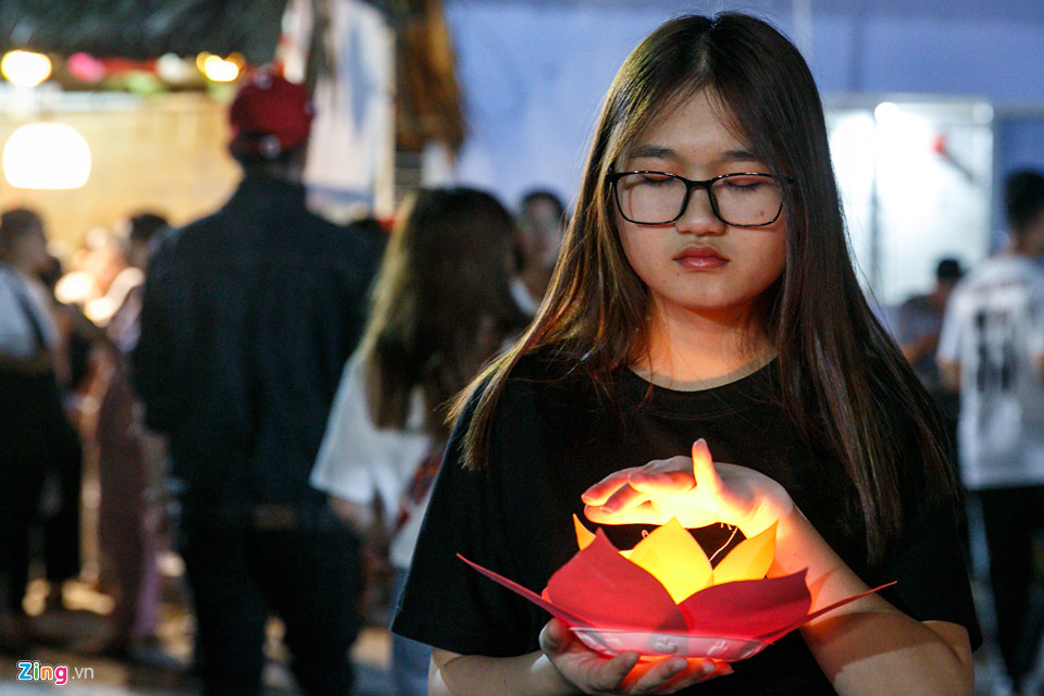 Hoa đăng rực sáng sông Sài Gòn đêm rằm tháng bảy