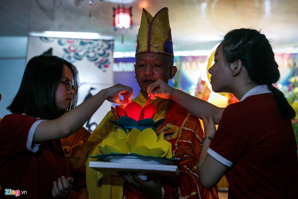 Hoa đăng rực sáng sông Sài Gòn đêm rằm tháng bảy