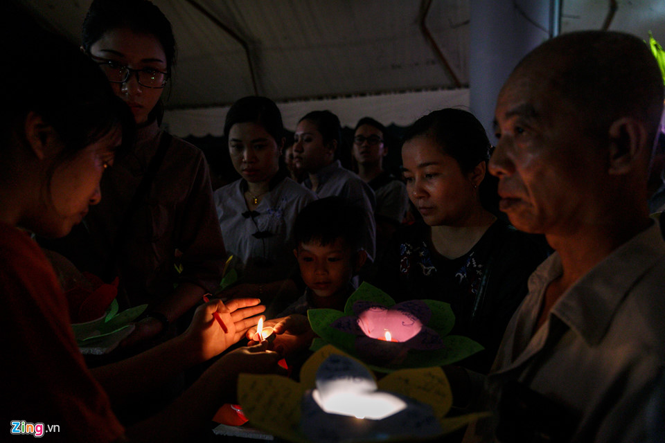 Hoa đăng rực sáng sông Sài Gòn đêm rằm tháng bảy