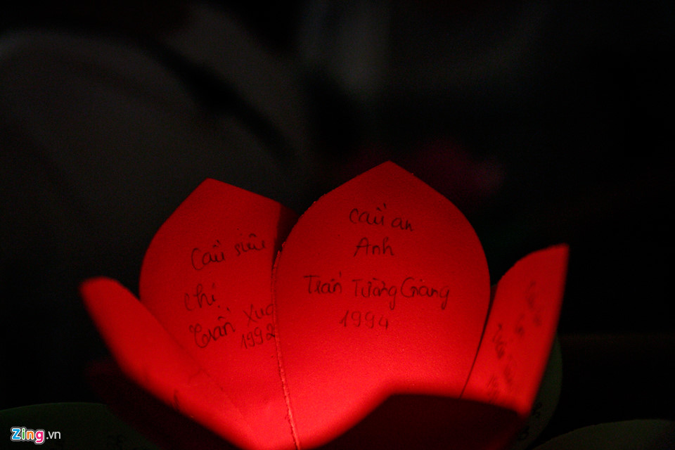 Hoa đăng rực sáng sông Sài Gòn đêm rằm tháng bảy