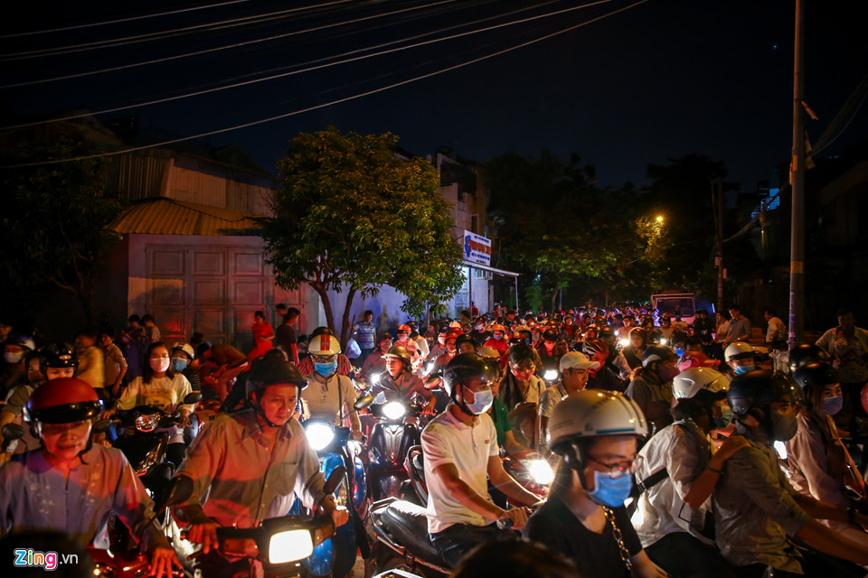 Hoa đăng rực sáng sông Sài Gòn đêm rằm tháng bảy