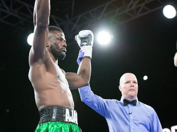 Võ sĩ quyền Anh rời võ đài chỉ một giây sau tiếng cồng khai cuộc