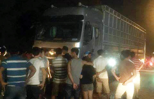 6 người bị ôtô tải tông khi dừng xe cứu nạn