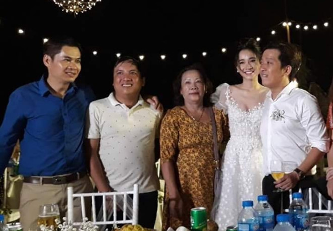 Ảnh Trường Giang, Nhã Phương bên gia đình ở lễ đính hôn