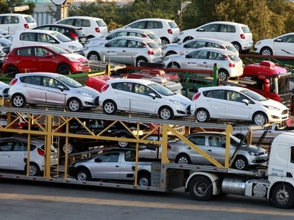 Ôtô nhập khẩu giảm còn một phần ba do tháng Ngâu