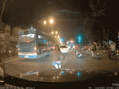 Video: Người phụ nữ váy ngắn nhảy lên ca pô, tài xế được phen hốt hoảng giữa đêm rằm tháng 7