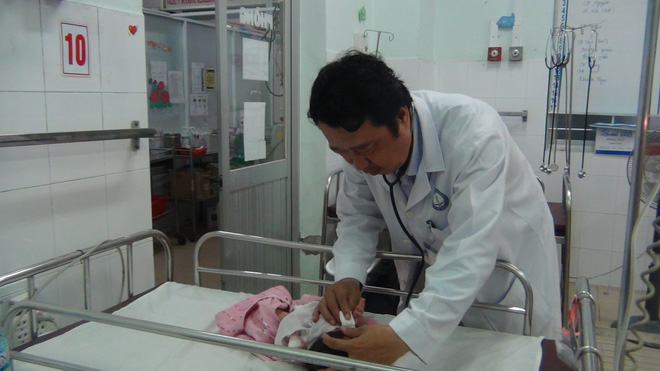 Bé gái 15 ngày tuổi suýt nguy hiểm vì xỏ lỗ tai