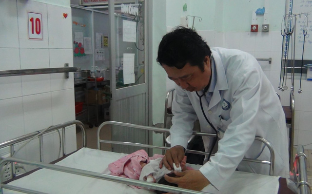 Bé gái 15 ngày tuổi suýt nguy hiểm vì xỏ lỗ tai