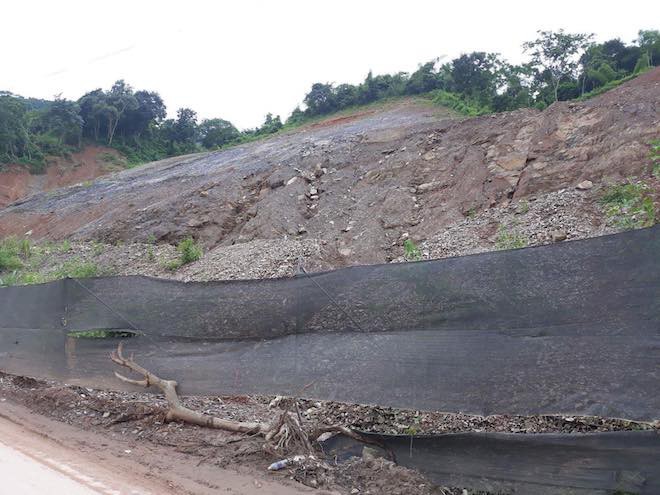 Khoảnh khắc núi lở đè sập nhà dân ở Nghệ An