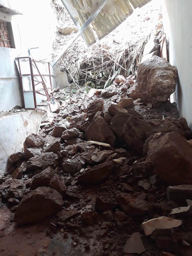 Khoảnh khắc núi lở đè sập nhà dân ở Nghệ An