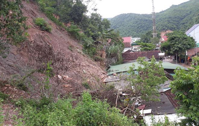 Khoảnh khắc núi lở đè sập nhà dân ở Nghệ An