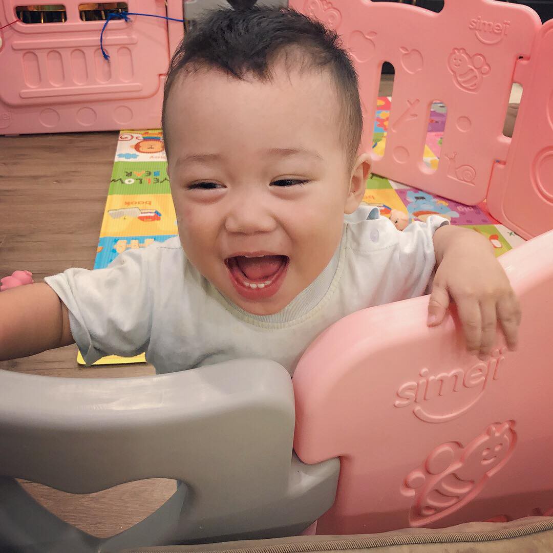 Hình ảnh con trai bella cười toe toét khoe 8 chiếc răng dù bị mắng tội nghịch phá cũi được chia sẻ khiến nhiều người thích thú