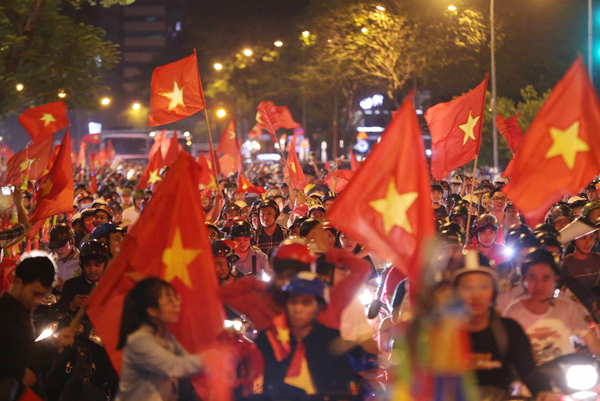 Người dân cả nước xuống đường mừng chiến thắng của Olympic Việt Nam