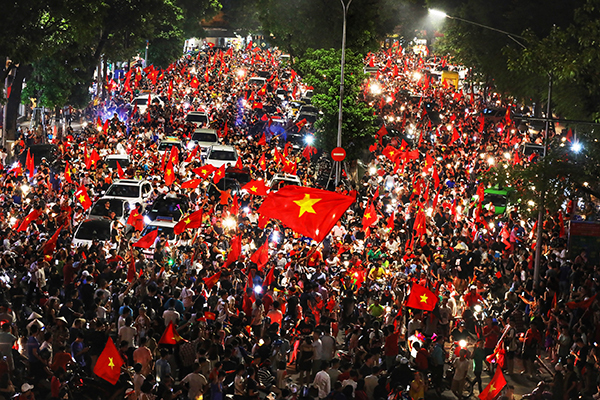 Người dân cả nước xuống đường mừng chiến thắng của Olympic Việt Nam