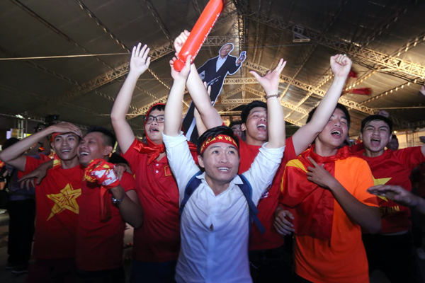 Người dân cả nước xuống đường mừng chiến thắng của Olympic Việt Nam