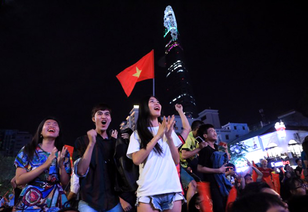 Cổ động viên cả nước vỡ òa khi Văn Toàn ghi bàn cho Olympic VN