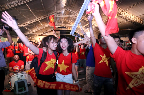 Cổ động viên cả nước vỡ òa khi Văn Toàn ghi bàn cho Olympic VN