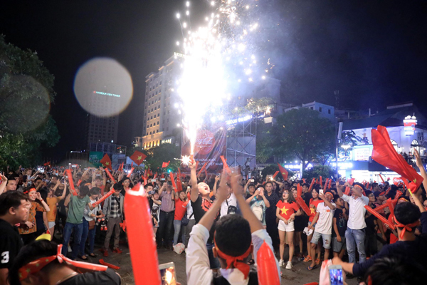 Cổ động viên cả nước vỡ òa khi Văn Toàn ghi bàn cho Olympic VN