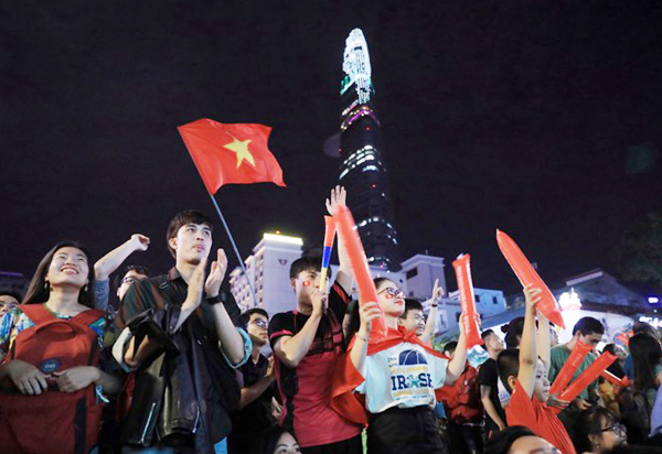 Người dân cả nước xuống đường mừng chiến thắng của Olympic Việt Nam