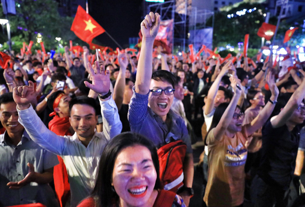 Người dân cả nước xuống đường mừng chiến thắng của Olympic Việt Nam