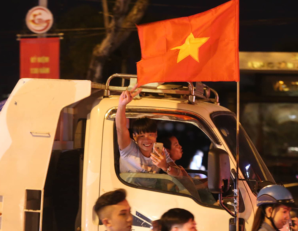 Người dân cả nước xuống đường mừng chiến thắng của Olympic Việt Nam