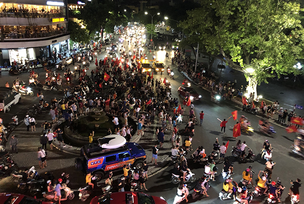Người dân cả nước xuống đường mừng chiến thắng của Olympic Việt Nam