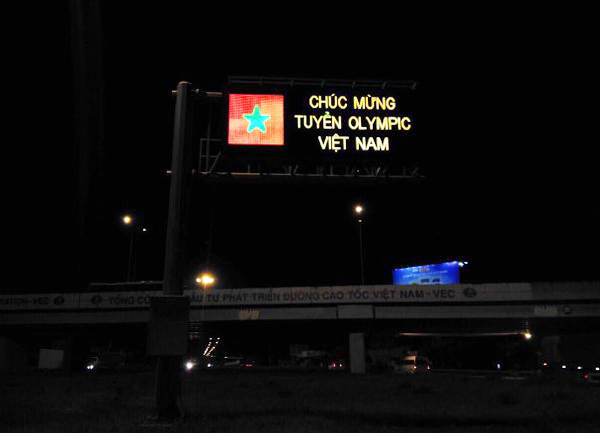 Người dân cả nước xuống đường mừng chiến thắng của Olympic Việt Nam