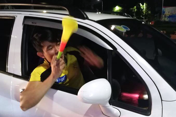 Người dân cả nước xuống đường mừng chiến thắng của Olympic Việt Nam