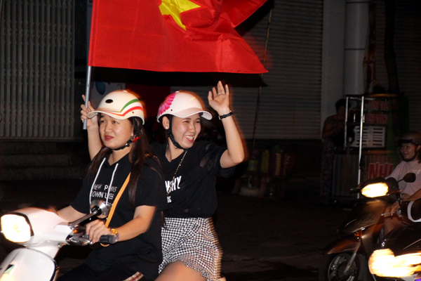 Người dân cả nước xuống đường mừng chiến thắng của Olympic Việt Nam