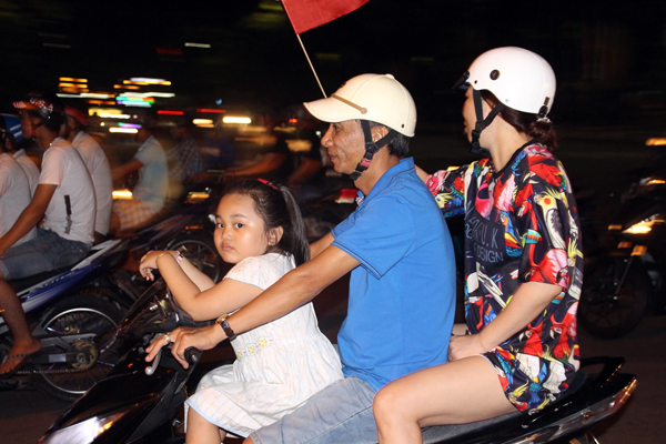 Người dân cả nước xuống đường mừng chiến thắng của Olympic Việt Nam