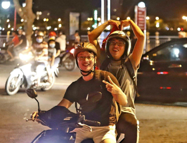 Người dân cả nước xuống đường mừng chiến thắng của Olympic Việt Nam