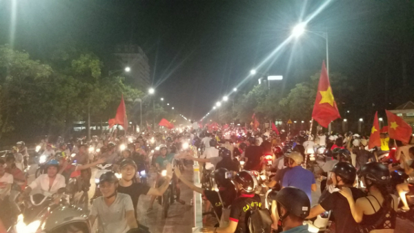 Người dân cả nước xuống đường mừng chiến thắng của Olympic Việt Nam