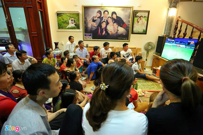 Cổ động viên cả nước vỡ òa khi Văn Toàn ghi bàn cho Olympic VN