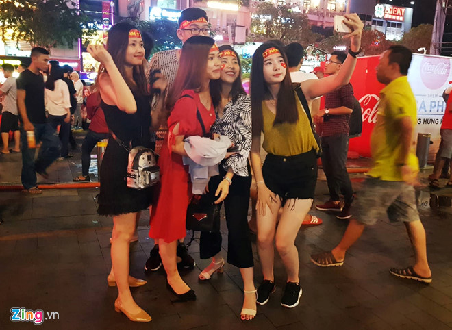 Cổ động viên cả nước vỡ òa khi Văn Toàn ghi bàn cho Olympic VN