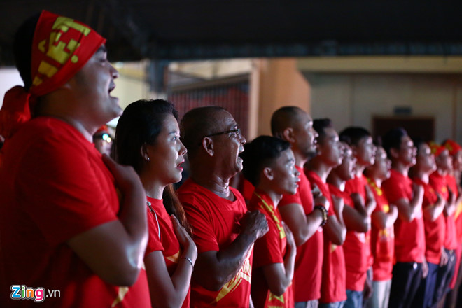 Cổ động viên cả nước vỡ òa khi Văn Toàn ghi bàn cho Olympic VN