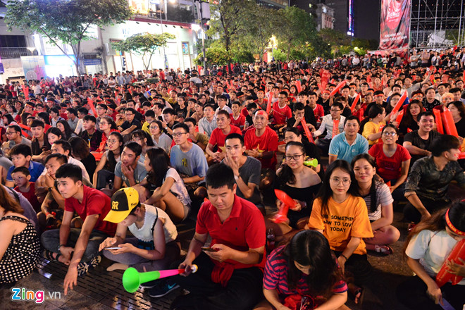 Cổ động viên cả nước vỡ òa khi Văn Toàn ghi bàn cho Olympic VN