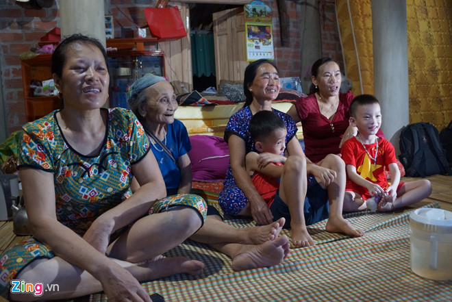 Cổ động viên cả nước vỡ òa khi Văn Toàn ghi bàn cho Olympic VN