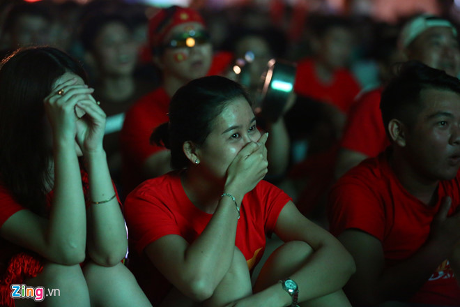 Cổ động viên cả nước vỡ òa khi Văn Toàn ghi bàn cho Olympic VN