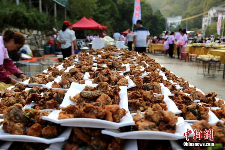 Choáng với cảnh 20.000 người đổ xô ăn tiệc giá rẻ