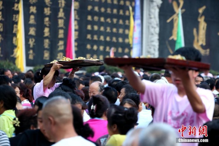 Choáng với cảnh 20.000 người đổ xô ăn tiệc giá rẻ