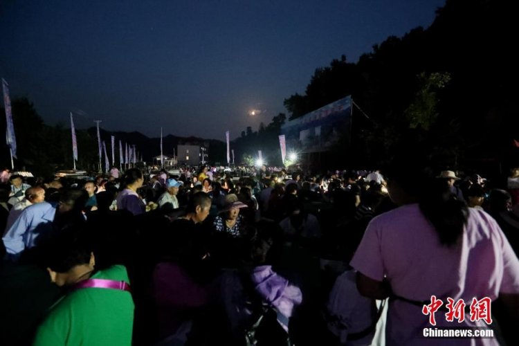 Choáng với cảnh 20.000 người đổ xô ăn tiệc giá rẻ