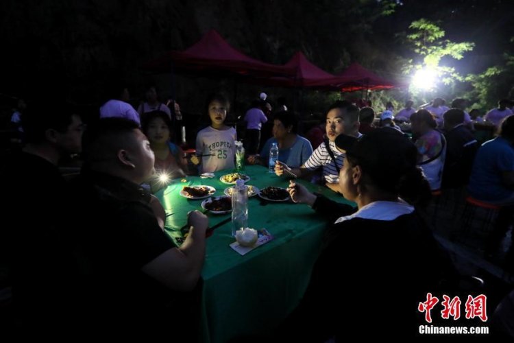 Choáng với cảnh 20.000 người đổ xô ăn tiệc giá rẻ