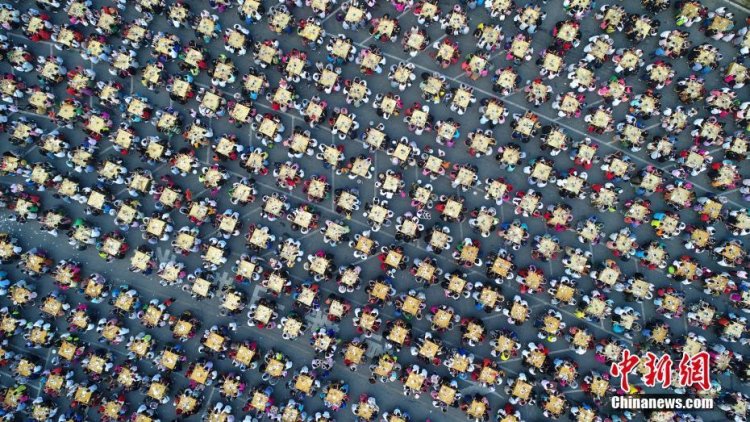 Choáng với cảnh 20.000 người đổ xô ăn tiệc giá rẻ