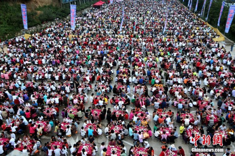 Choáng với cảnh 20.000 người đổ xô ăn tiệc giá rẻ