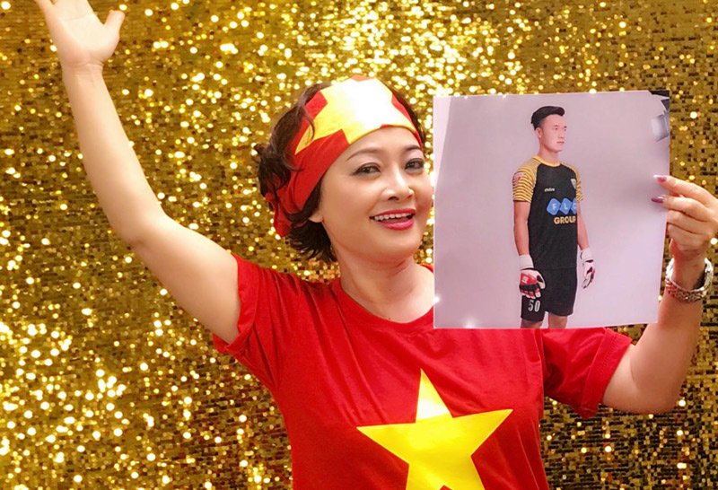 Tuấn Hưng vái lậy HLV Park khi Việt Nam vào bán kết Asiad