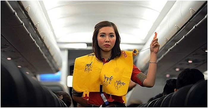 Táy máy nghịch áo phao trên máy bay, nam hành khách bị phạt nặng