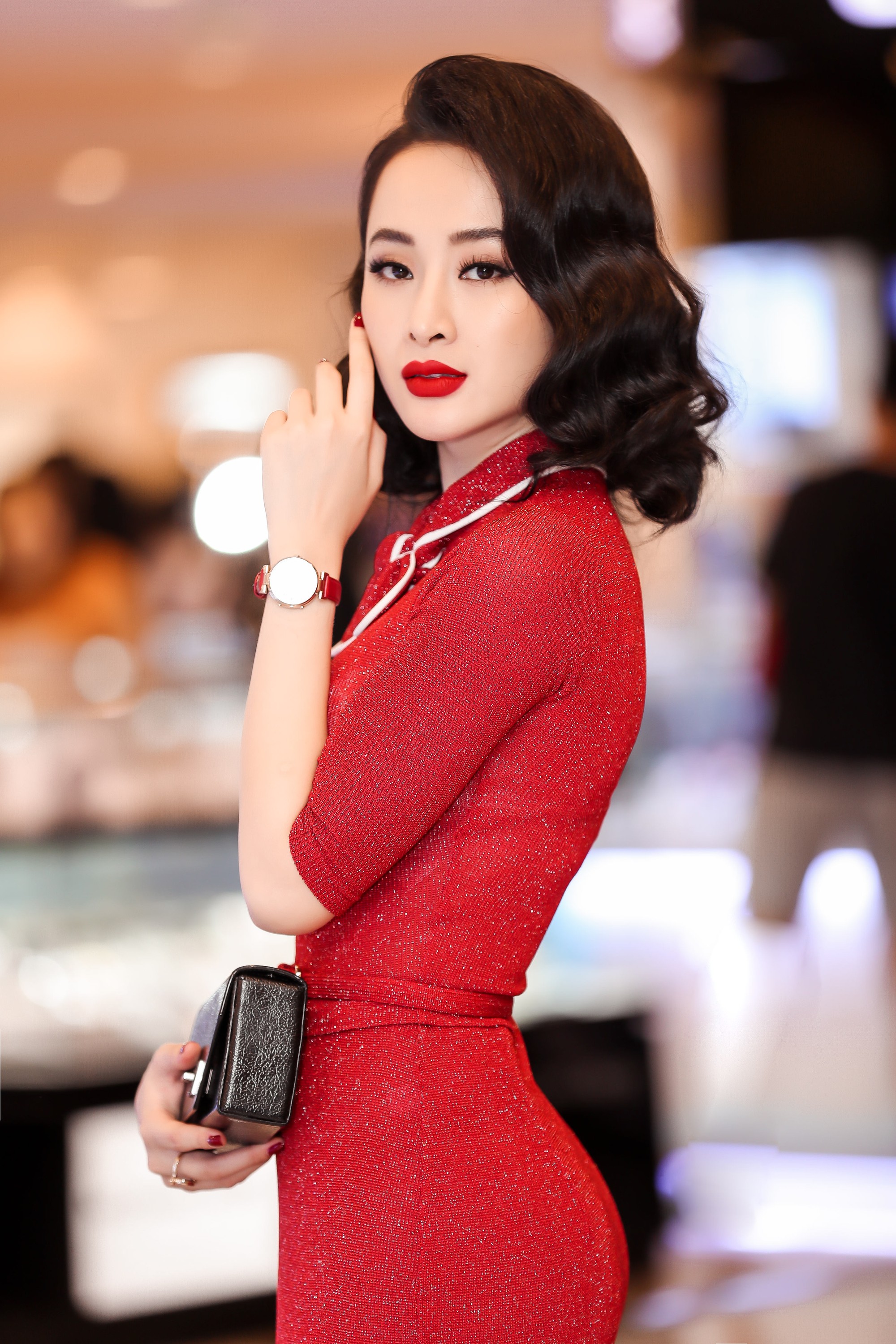 Angela Phương Trinh nổi bật với đầm ôm đỏ rực khoe đường cong hút mắt