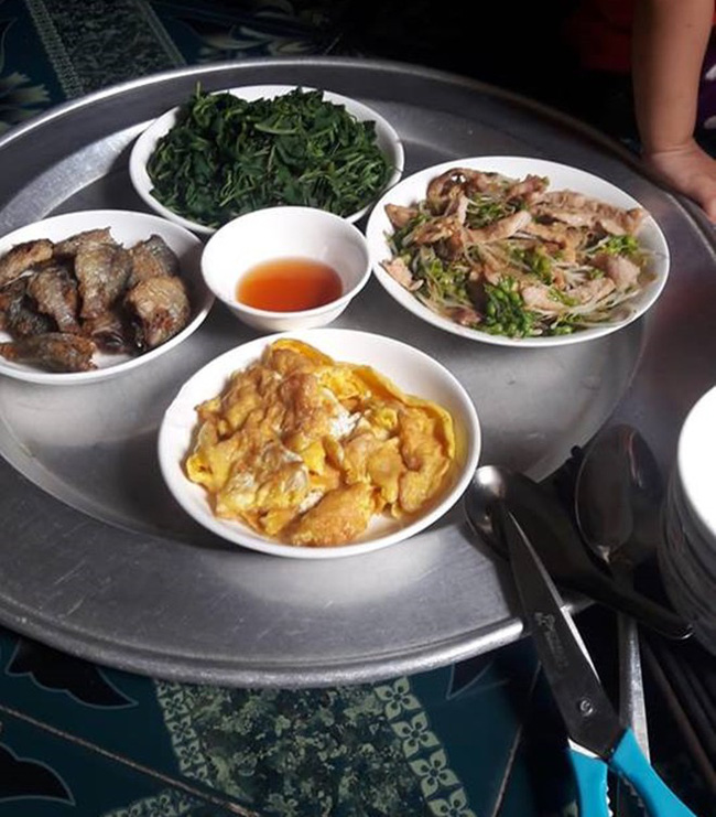 Khoe mâm cơm trưa giá 40.000 đồng cho nhà 4 người, hội chị em không chỉ khen rẻ mà còn chăm chăm vào điều này