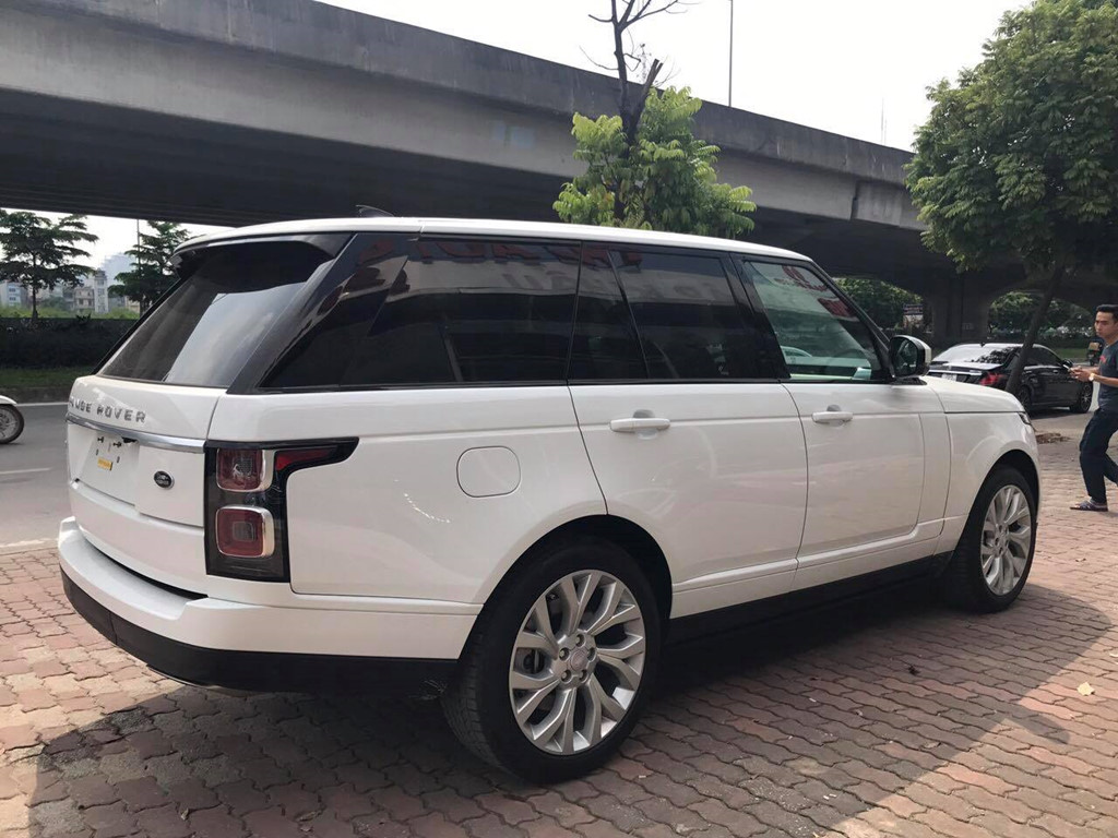 SUV hạng sang Range Rover 2018 về Việt Nam giá 8,9 tỷ đồng